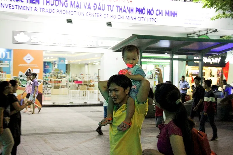 Người dân TP.HCM xuống đường tận hưởng thời khắc giao thừa ảnh 4